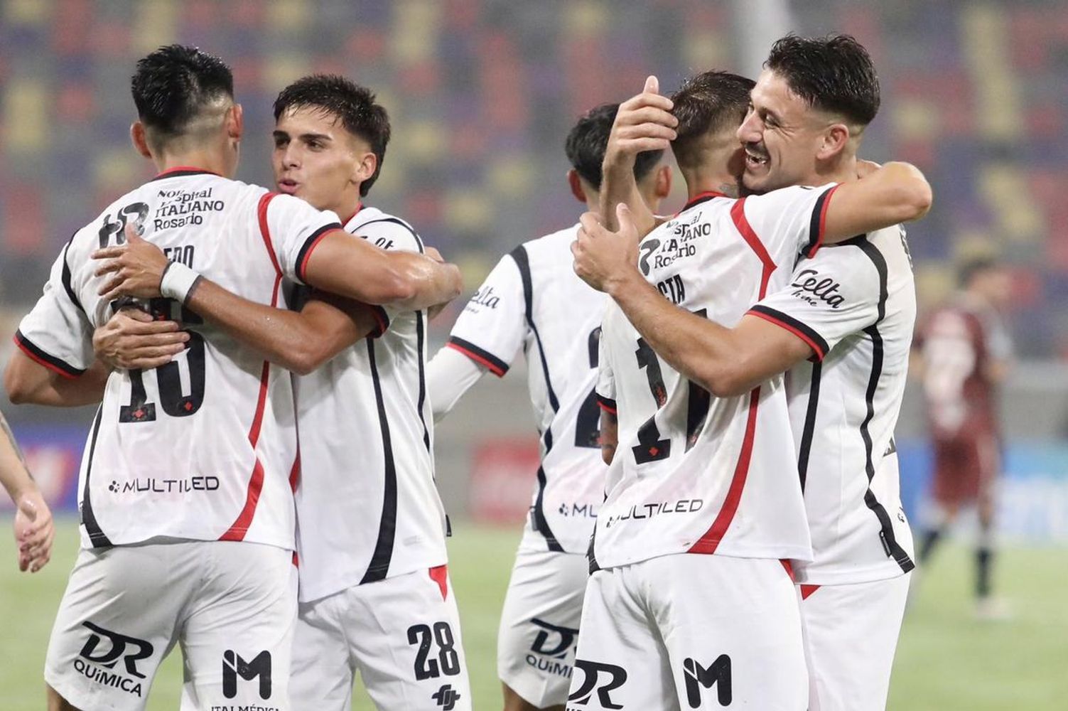 Los jugadores de Newell's festejando el gol de García