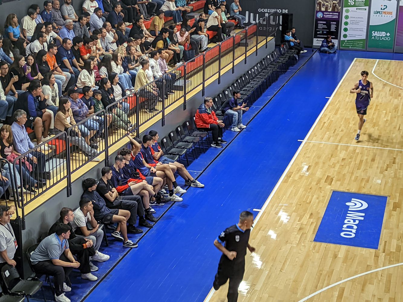Nuevamente pudo verse a algunos integrantes del equipo de Jujuy Básquet presenciando la actuación de sus pares de El Carmen Básquet, en la noche del domingo.