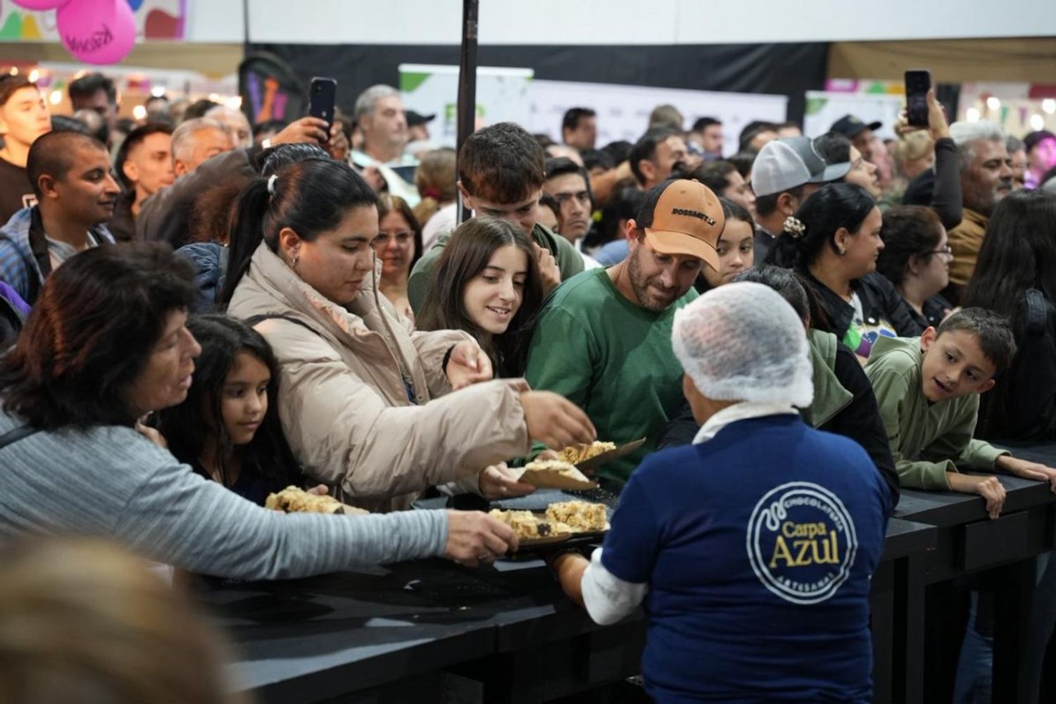 Alfajor gigante disfrutado por el público.