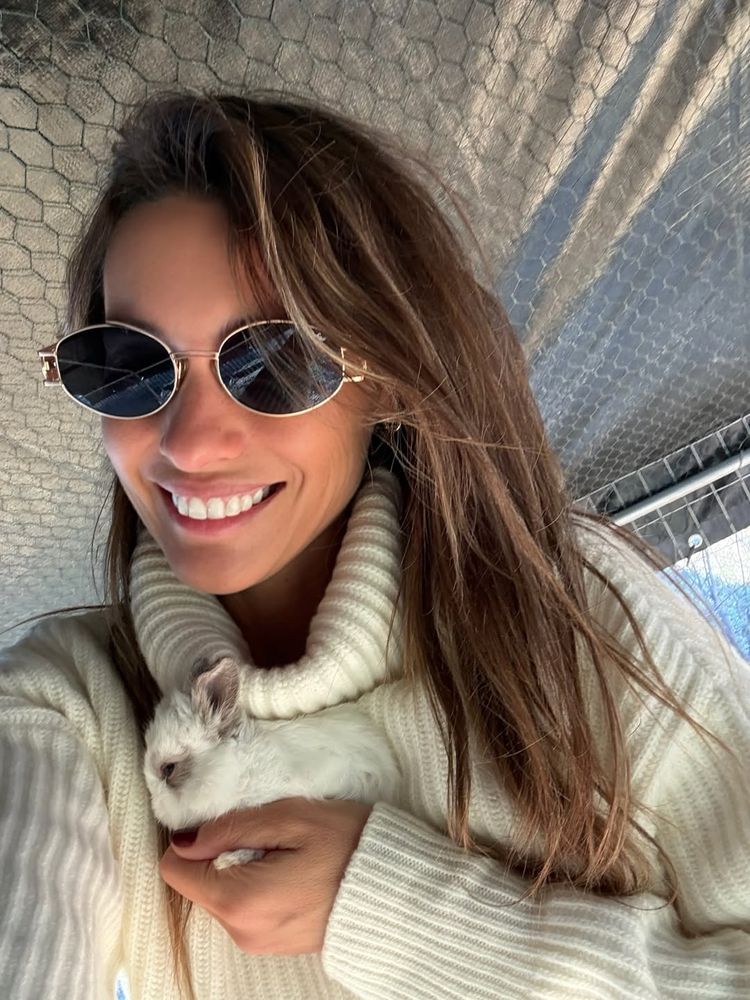 Pampita recibió el otoño con un look de lana total white y el accesorio del momento