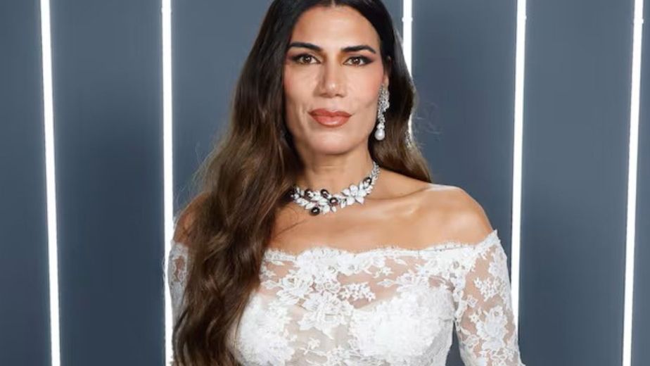 Flor de la V apostó por un look total white con un estampado fino y elegante en tendencia