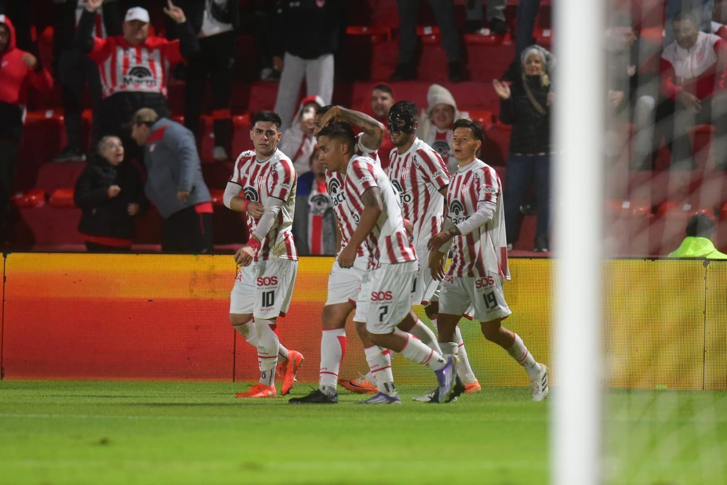 El chileno Nicolás Guerra y su primer gol para Instituto.