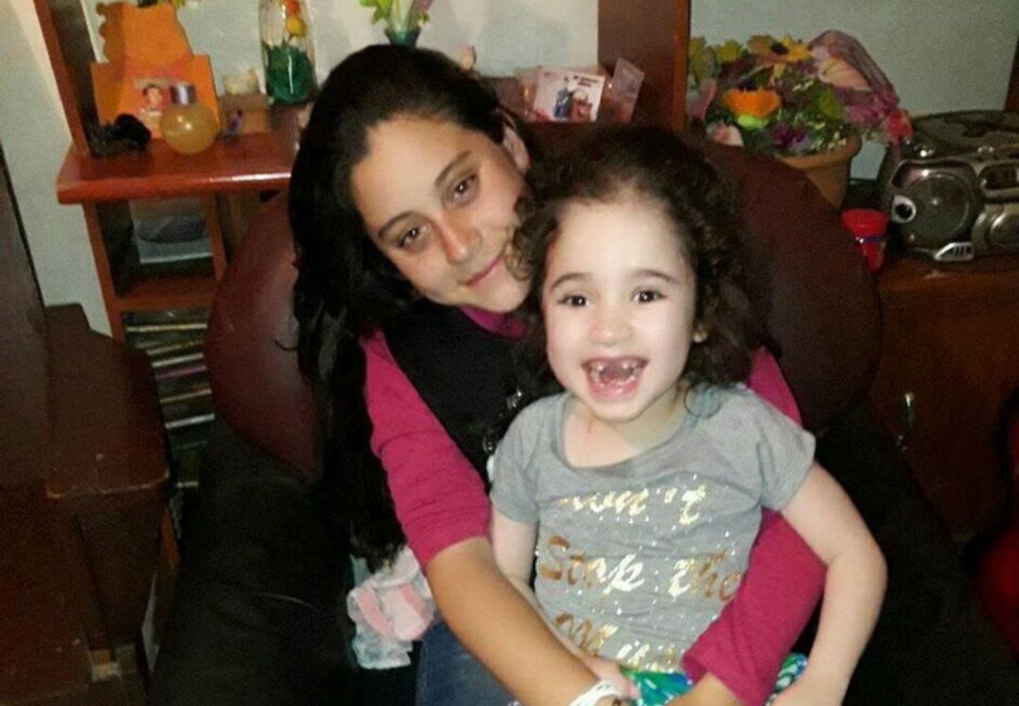 Emilia y su hermana Luana cuando era una niñita