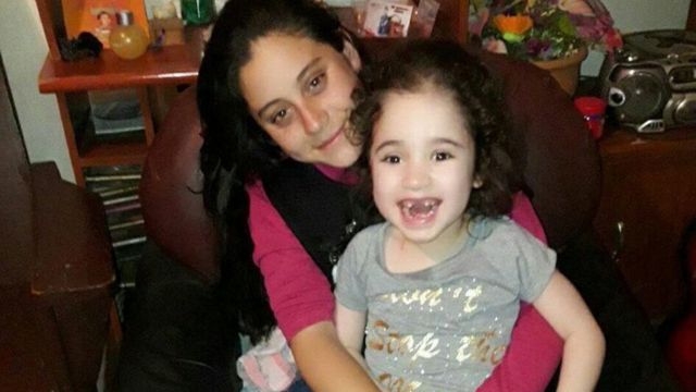 Emilia y su hermana Luana cuando era una niñita