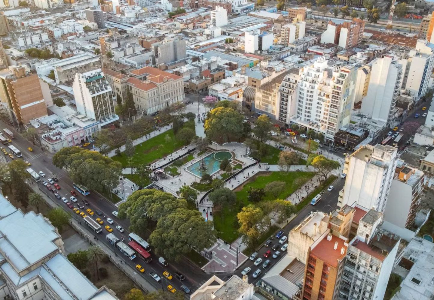 Multa millonaria por arrojar basura en una plaza.