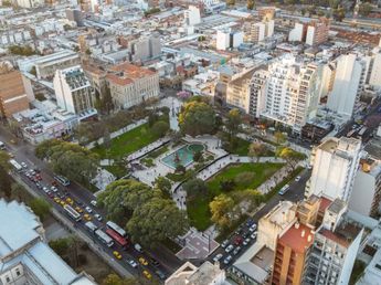 Histórica multa en Córdoba: deberá pagar más de $5,5 millones por tirar basura en una plaza