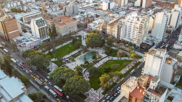 Multa millonaria por arrojar basura en una plaza.