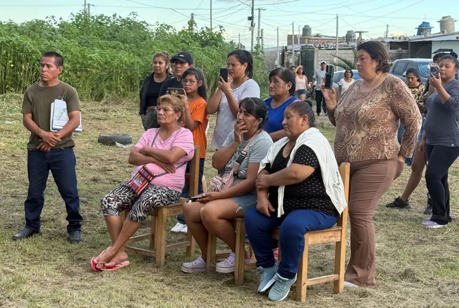 Además de dirigentes barriales, a la reunión con los funcionarios asistieron también vecinos interesados en conocer las características de la obra pproyectada por Agua Potable y Saneamiento de Jujuy.