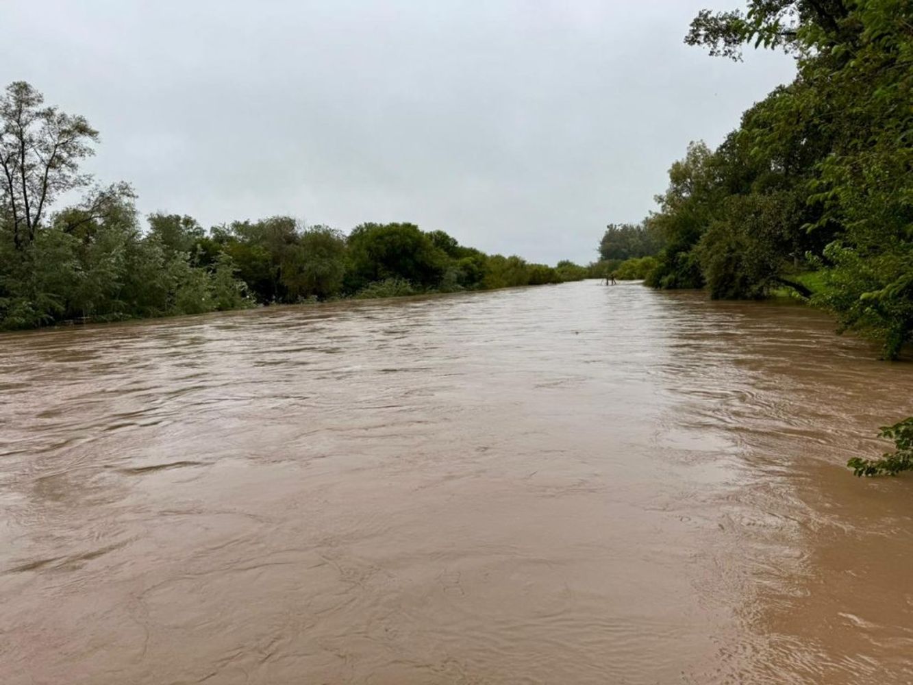 Volvió a crecer el caudal de agua y subió el nivel del Río Xanaes en Arroyito