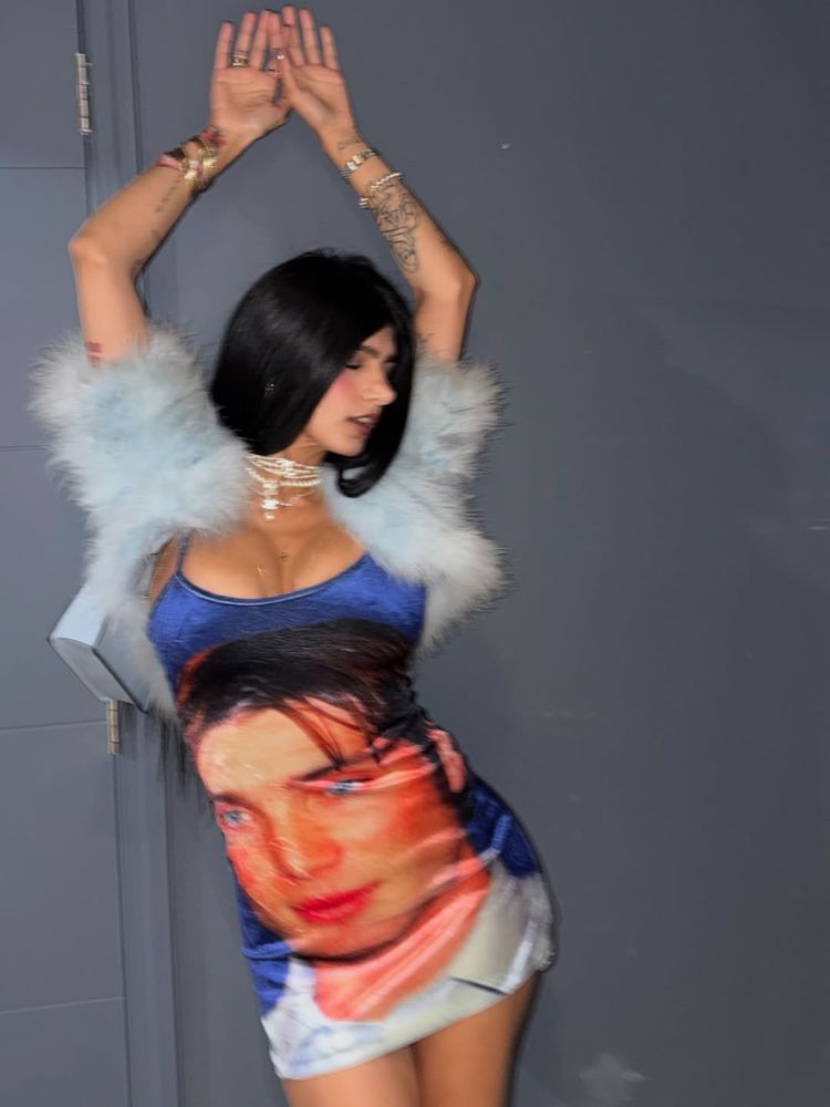 Mia Khalifa eligió los accesorios must de la temporada y dio cátedra de estilo con un look de noche