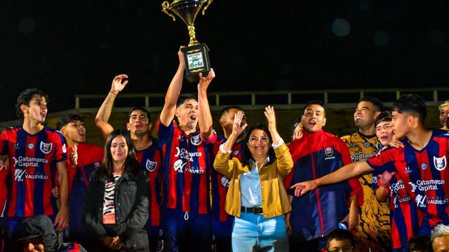 El “Santo” volvió a festejar tras imponerse por la mínima en una definición especial.