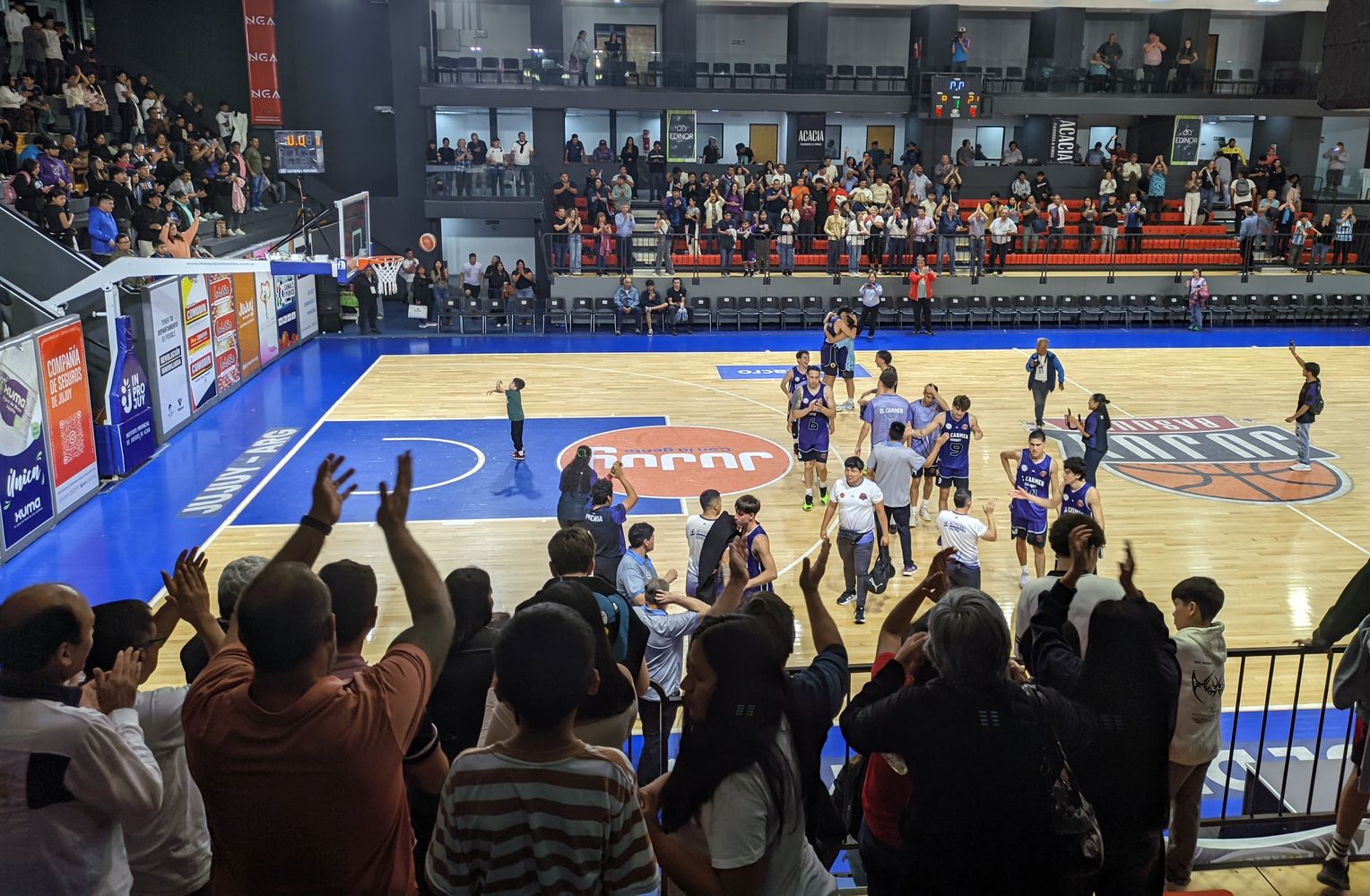 El público despide con aplausos y cánticos a los jugadores de El Carmen Básquet, al finalizar el encuentro en el que el quinteto jujeño derrotó a Belgrano, de Tucumán.