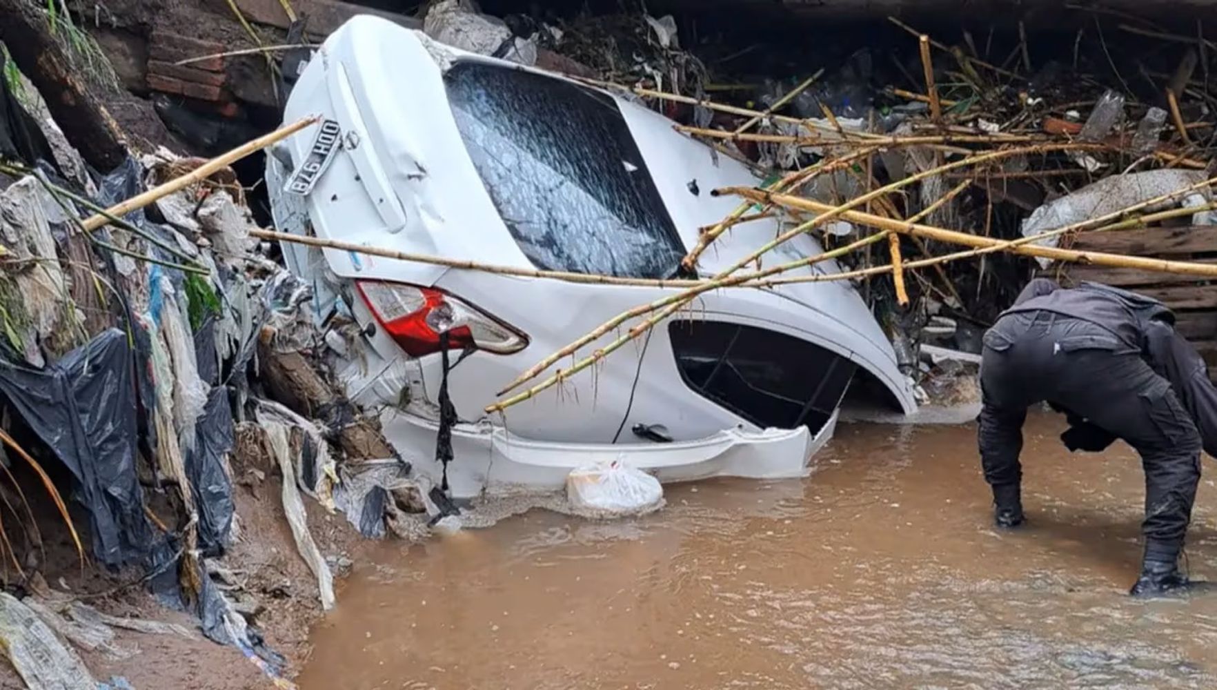 Así encontraron el auto en el temporal de Tucumán