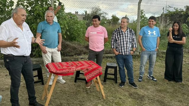 El presidente de la empresa estatal Agua Potable y Saneamiento de Jujuy, Juan Carlos García (a la izquierda), formalizó la presentación del proyecto "Colector Cloacal Alto Comedero – Palpalá".