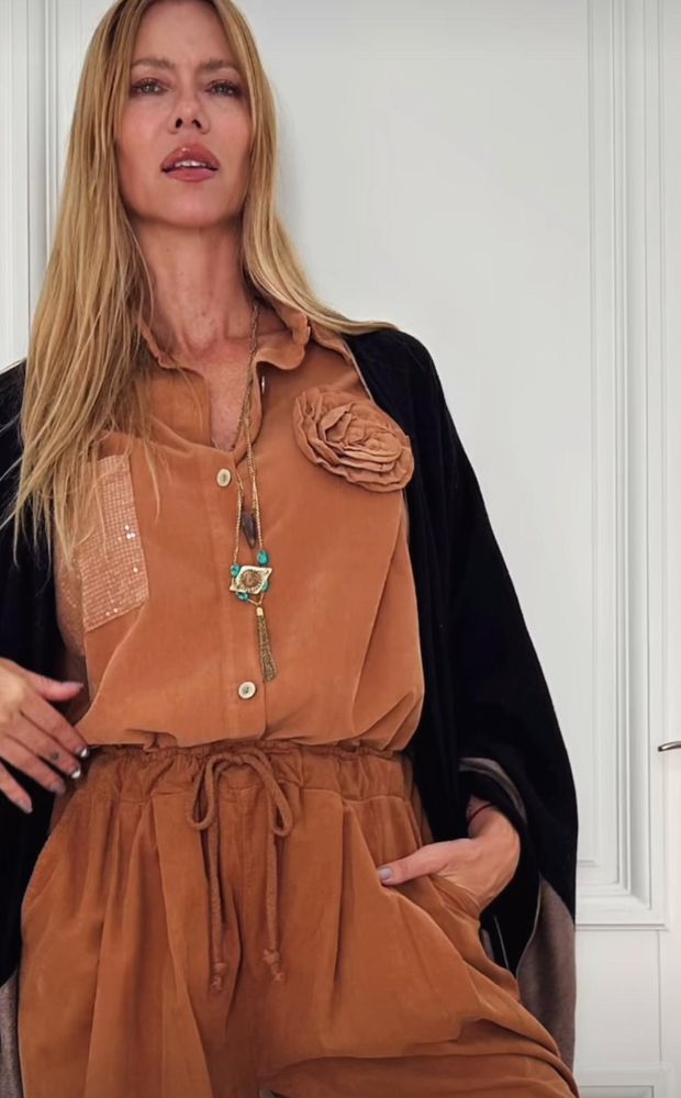 Nicole Neumann se sumó a la tendencia boho chic y deslumbró con brillos y túnica en color chocolate
