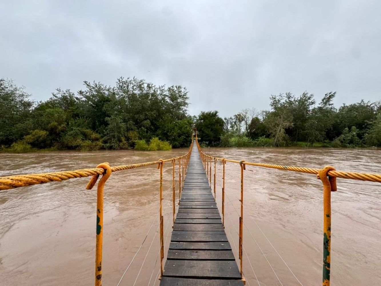 Volvió a crecer el caudal de agua y subió el nivel del Río Xanaes en Arroyito