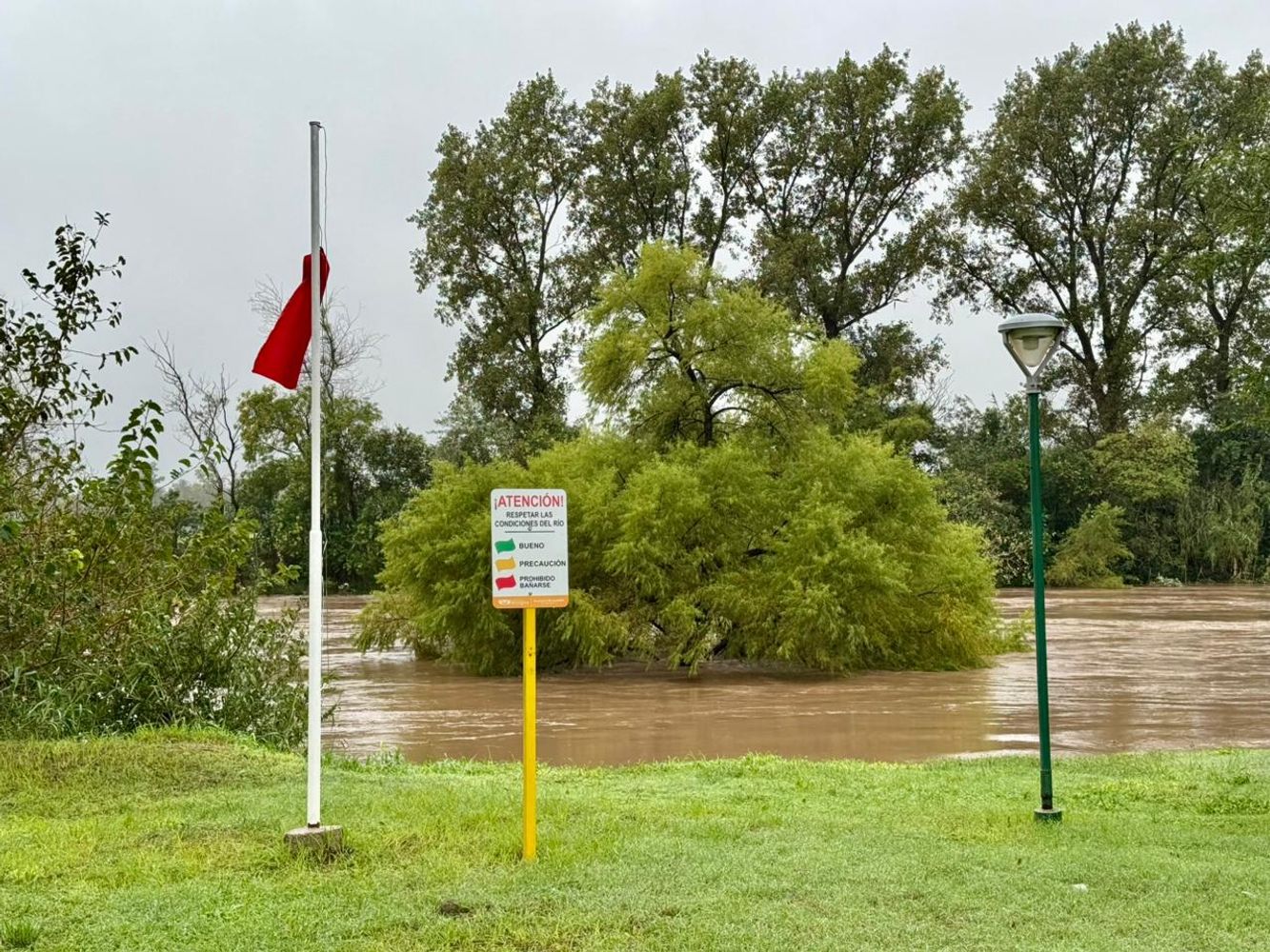 Volvió a crecer el caudal de agua y subió el nivel del Río Xanaes en Arroyito