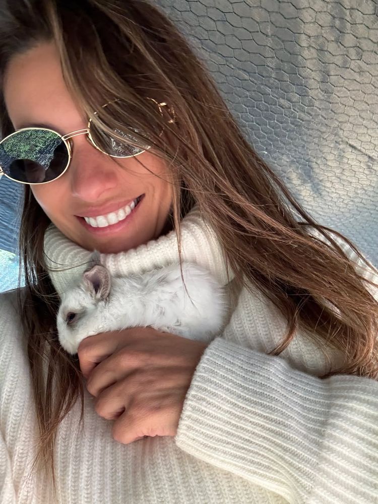 Pampita recibió el otoño con un look de lana total white y el accesorio del momento