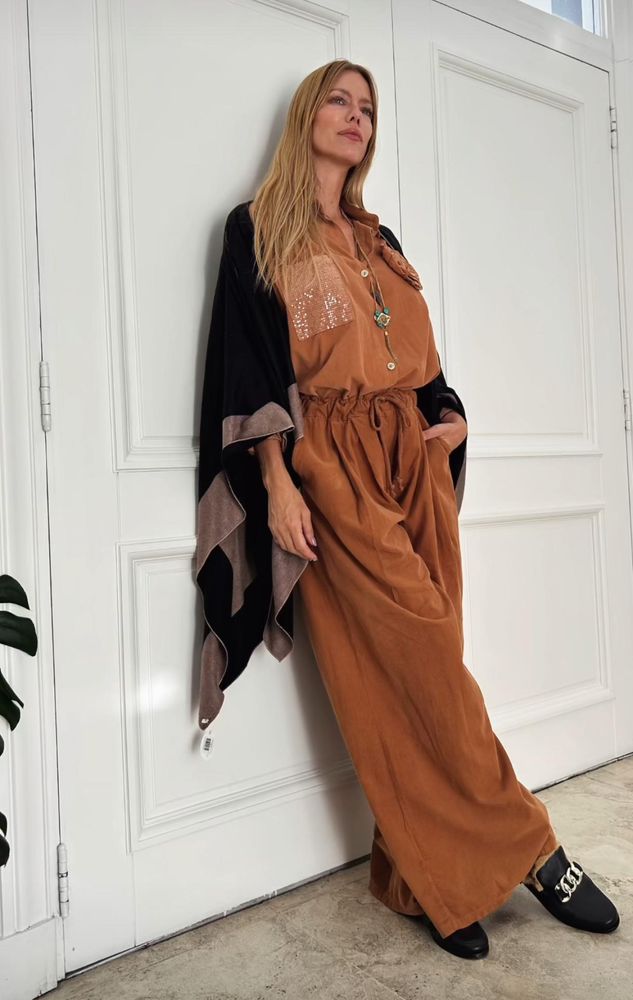 Nicole Neumann se sumó a la tendencia boho chic y deslumbró con brillos y túnica en color chocolate