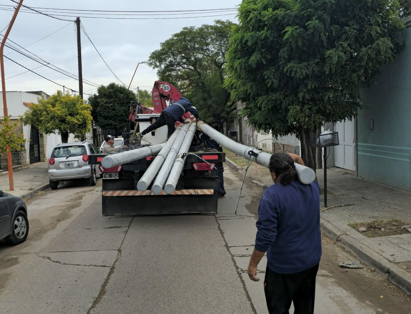 Retiran postes de fibra óptica instalados sin autorización