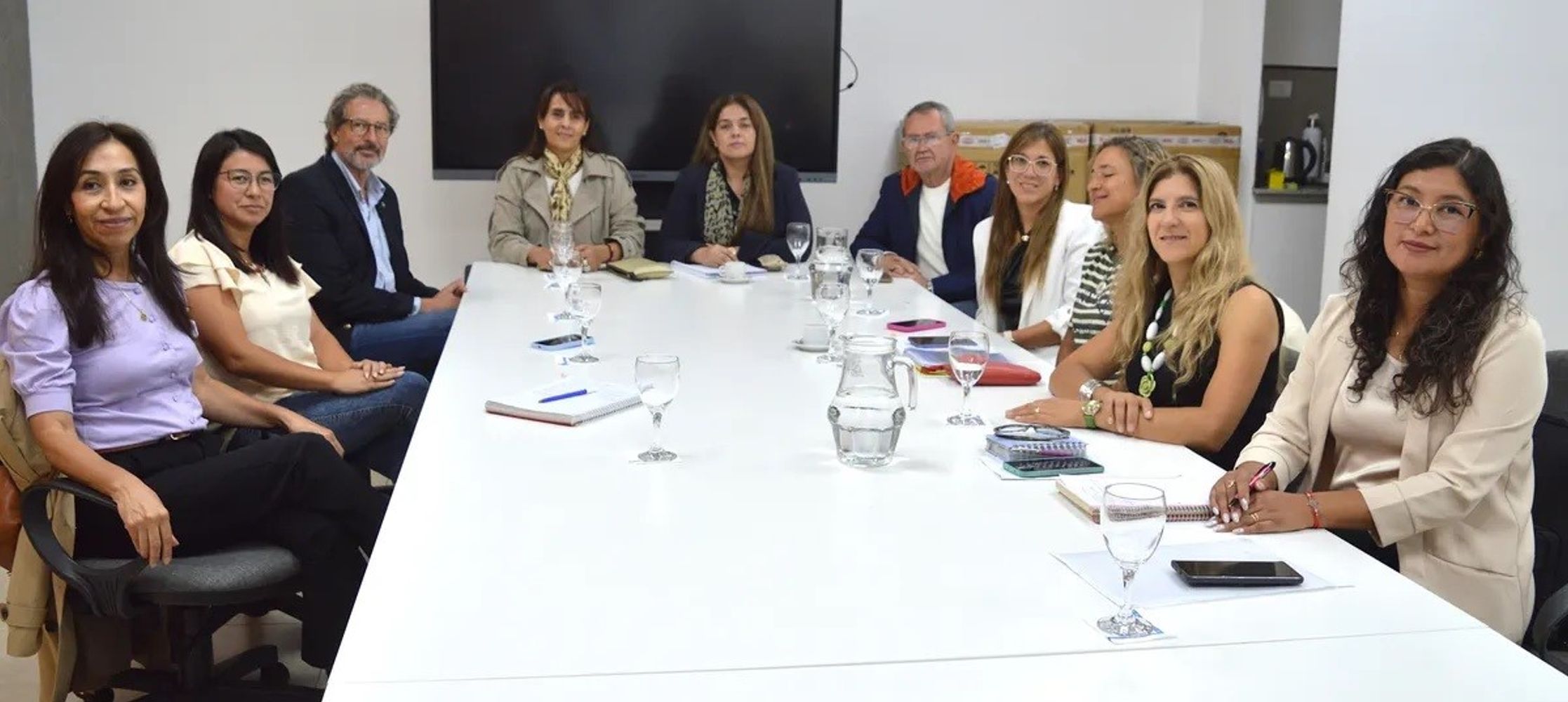 La ministra de Educación, Daniela Teseira; y su par de Ambiente y Cambio Climático, Leandro Álvarez, encabezaron la reunión con el secretario de Energía, Mario Pizarro.
