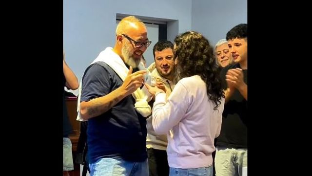 En la entrega de viviendas en Arroyito, se arrodilló y le pidió casamiento