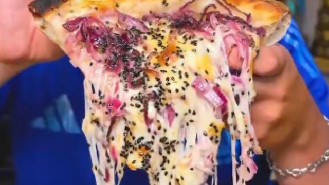 Pizza libre y camiseta de fútbol de regalo por tu cumpleaños: dónde queda la pizzería más viral de Buenos Aires