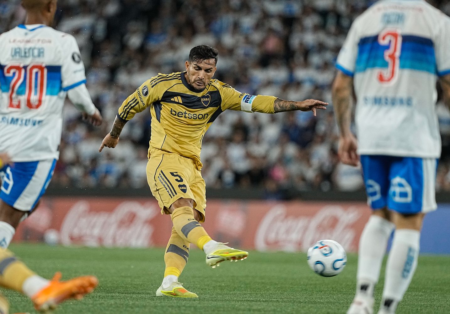 Leandro Paredes mete el derechazo para que Boca empiece a ganarle a la U Católica de Chile.