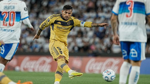 Leandro Paredes mete el derechazo para que Boca empiece a ganarle a la U Católica de Chile.