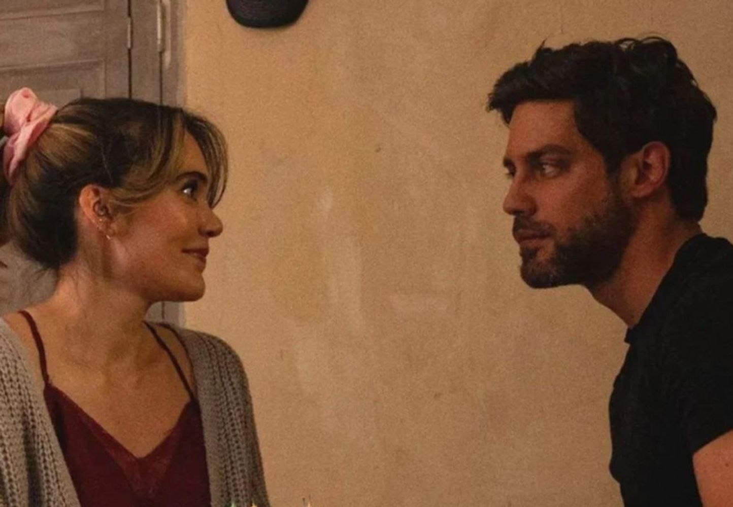 La serie protagonizada por Juan Guilera con escenas subidas de tono que lidera Netflix