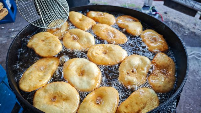 Cómo hacer torta fritas y evitar que queden duras: el truco para que salgan crocantes por fuera y suaves por dentro