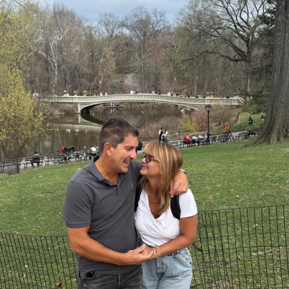 Amalia Granata junto a su pareja, Leonardo Squarzon