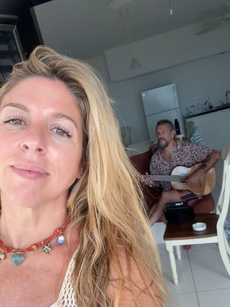 Desde la playa, Flor Bertotti arrasó en Instagram con un vestido floreado y las sandalias en tendencia