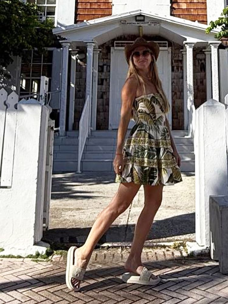 Desde la playa, Flor Bertotti arrasó en Instagram con un vestido floreado y las sandalias en tendencia