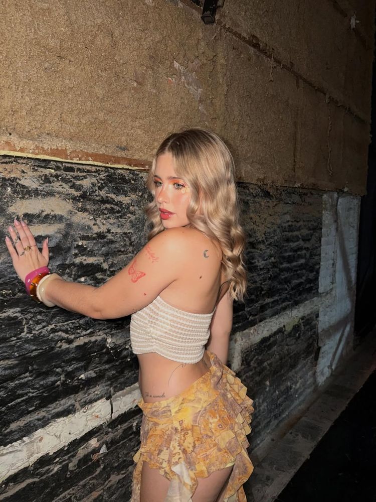 Coti Romero apostó por una falda en color mostaza y marcó tendencia con un accesorio infaltable