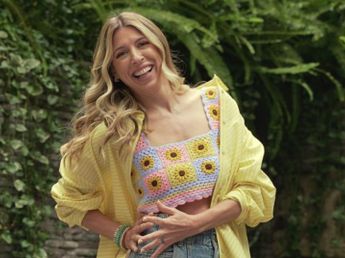 De vacaciones en la playa, Flor Bertotti un vestido floreado y lo combinó con los accesorios en tendencia