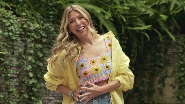 Desde la playa, Flor Bertotti arrasó en Instagram con un vestido floreado y las sandalias en tendencia