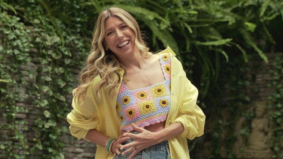 De vacaciones en la playa, Flor Bertotti un vestido floreado y lo combinó con los accesorios en tendencia