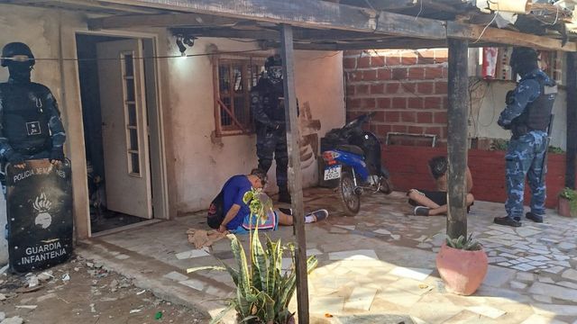 Desbaratan banda delictiva en Posadas: tres detenidos y secuestro de bienes robados y un arma.