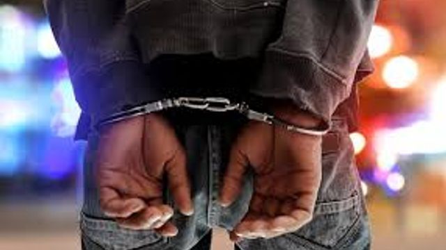 Detenido con esposas