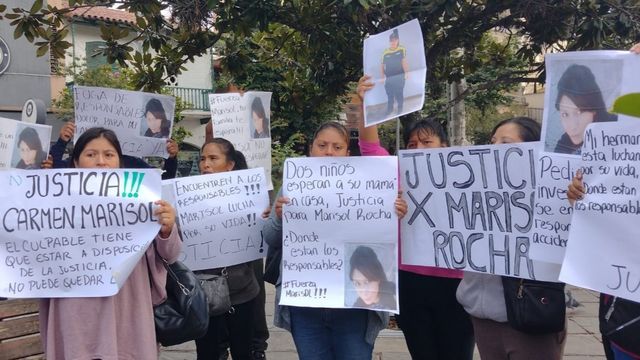 Familiares de Marisol Rocha se manifestaron en la plaza Belgrano para hacer visible su pedido de colaboración a eventuales testigos del siniestro vial en el que resultó gravemente herida la mujer policía.
