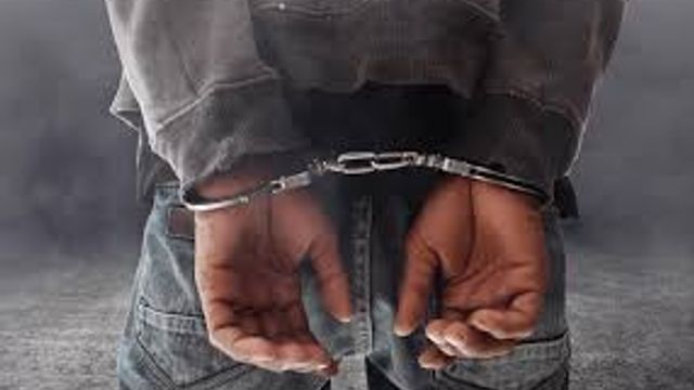 Detenido con esposas