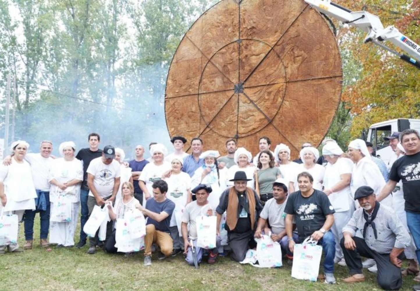 La torta frita gigante que se hace en la fiesta.