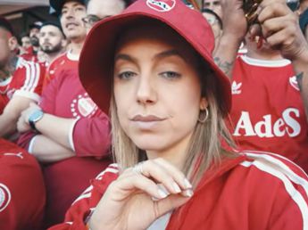 La arriesgada travesía de la periodista deportiva Sofi Martínez con la hinchada de Independiente: "No tenemos casco, pero..."