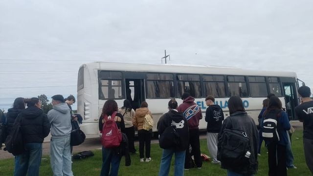 Una vez más pasajeros varados por la Línea 319. 