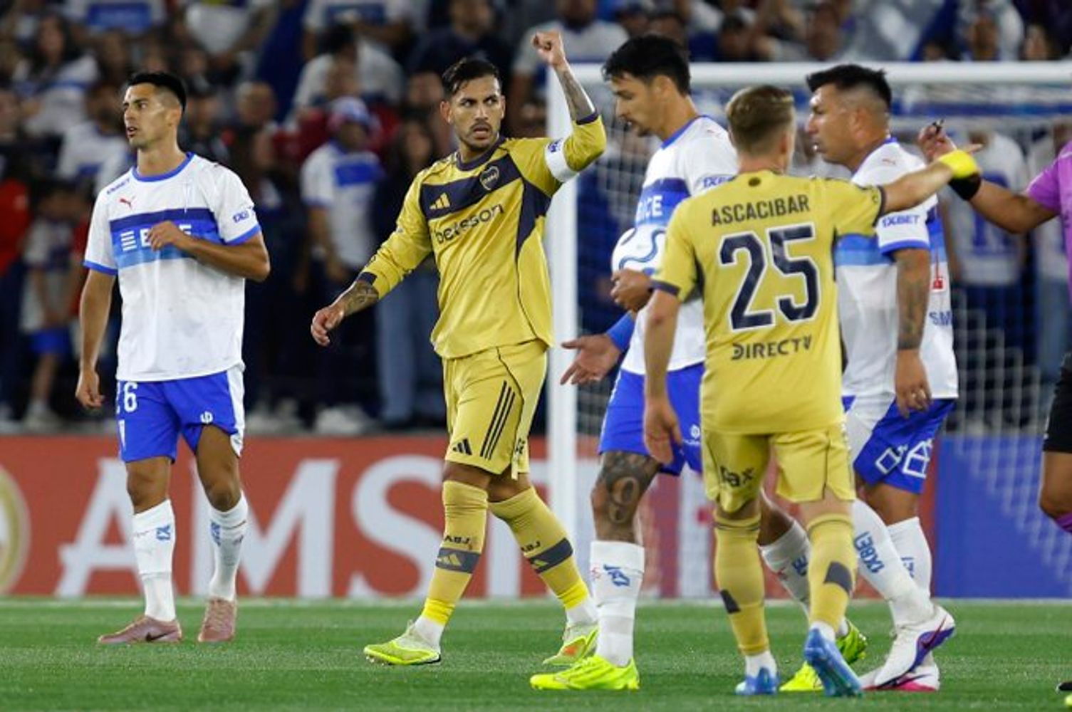 Leandro Paredes festeja su gol, el primero de Boca ante la U Católica en Chile
