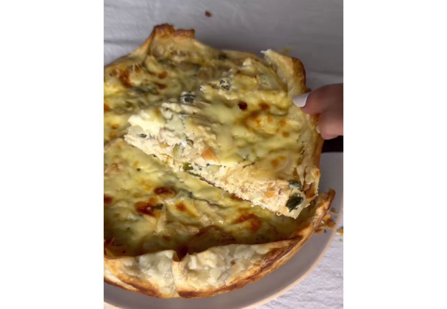 Así queda por dentro la tarta de pollo.