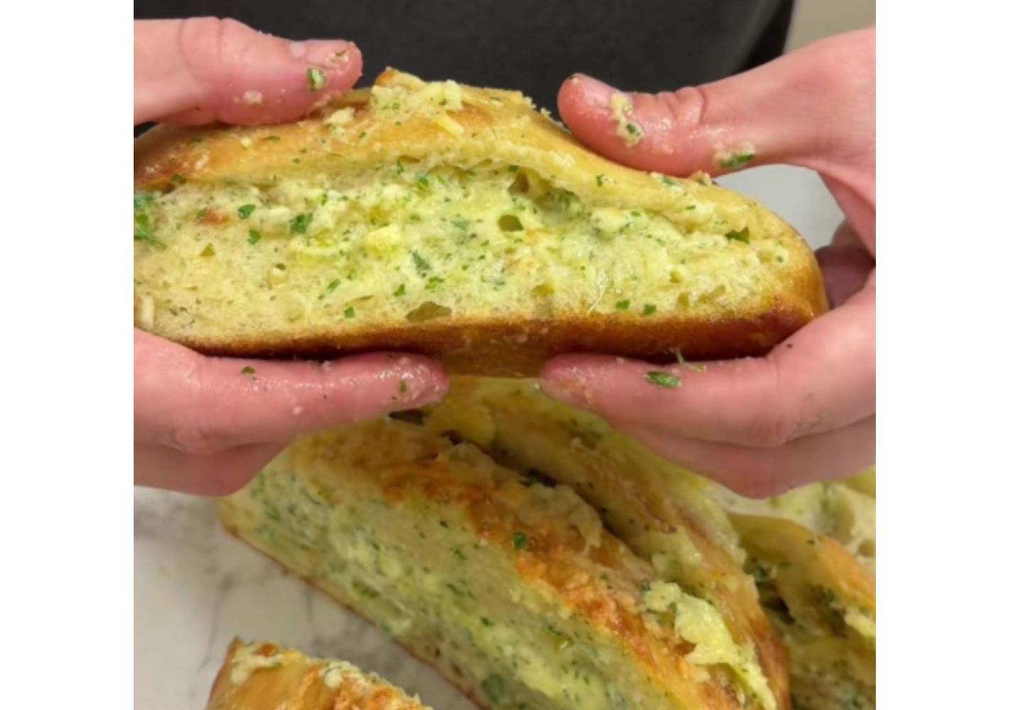 Así queda el pan de ajo por dentro.