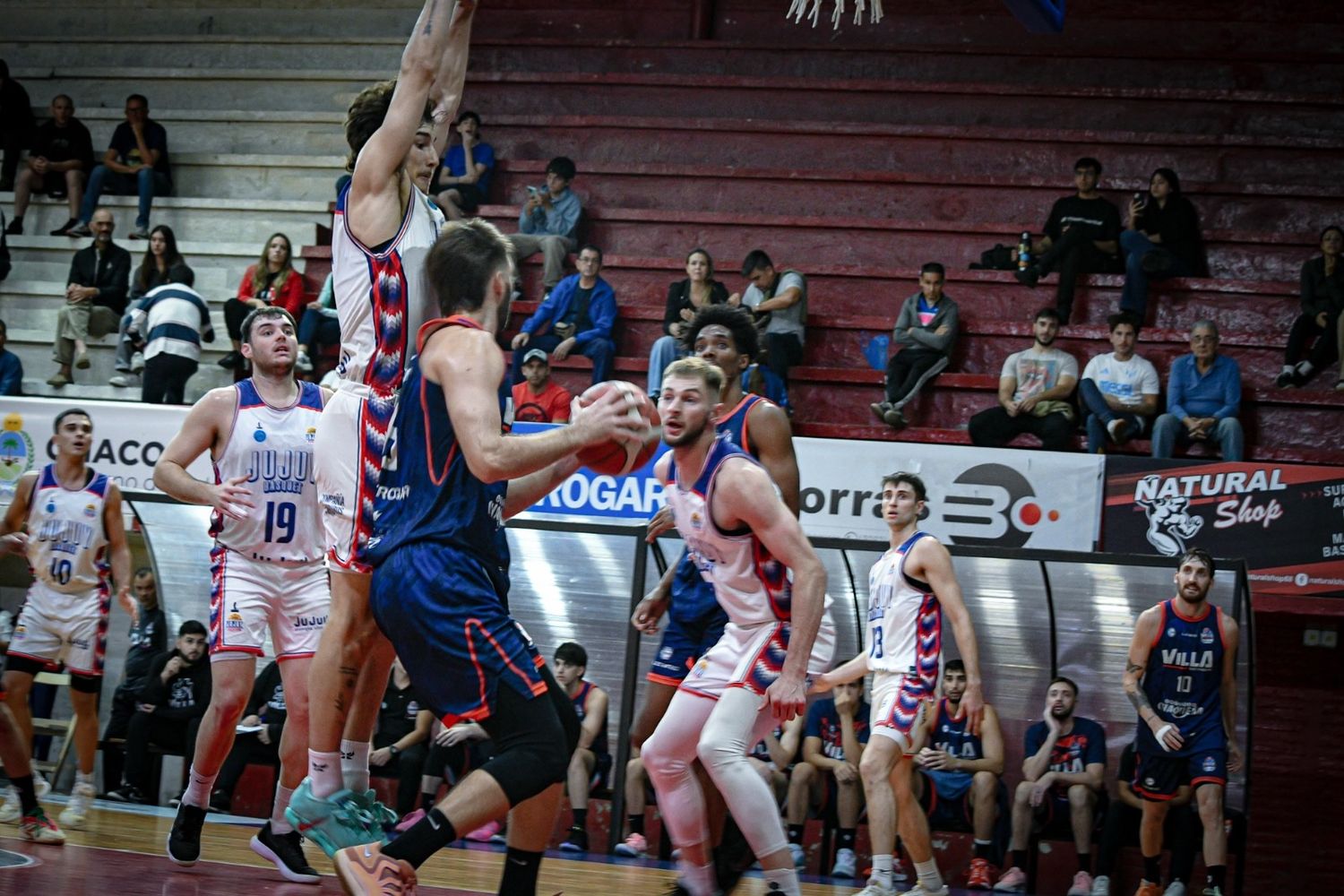 En una noche cargada de tensión en Resistencia, el "Cóndor" jujeño superó a Villa San Martín por 65 a 59 y se adelantó 2 a 1 en la serie.