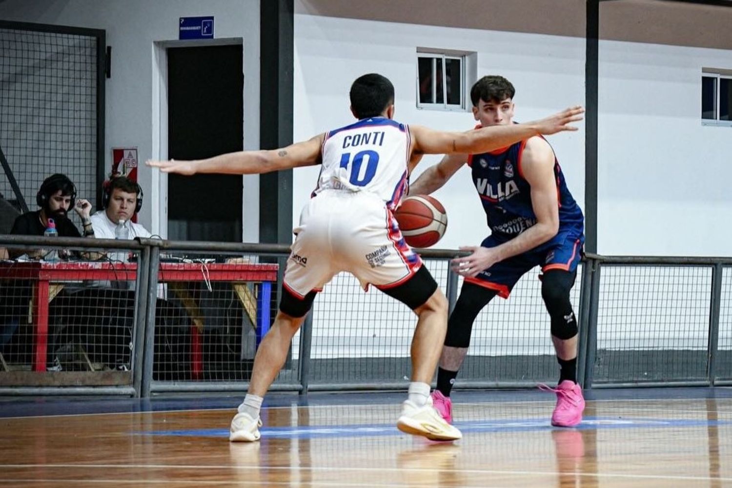 "No pasarás", parece decir Bruno Conti al atacante chaqueño. Jujuy Básquet volvió a ganarle a Villa San Martín y quedó más cerca de los octavos de final.
